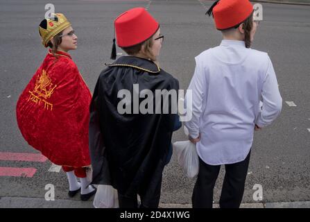 Purim jüdischen Feiern in Stamford Hill. Kinder und Erwachsene feiern in Kostümen, tanzen und tauschen Geschenke in der Gemeinde aus. London, England, Großbritannien Stockfoto