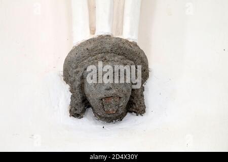 Er streckt seine Zunge aus. Skulptur eines Spötter Kopf als Korbel, Unterstützung des Bogens in der UNESCO-Weltkulturerbe Unitarian Wehrkirche. Stockfoto