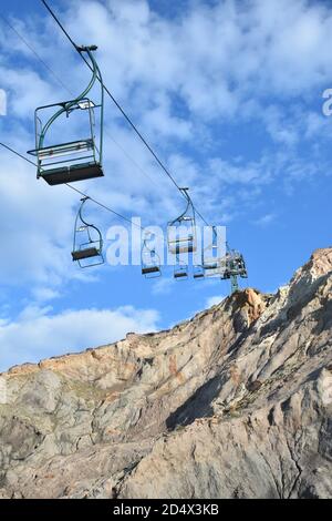 Alum Bay, Chair Lift, Isle of Wight, Großbritannien - Oktober 11 2020: Stühle fahren hoch über die Klippe mit farbigem Sand in Alum Bay, einem beliebten Touristenort. Stockfoto