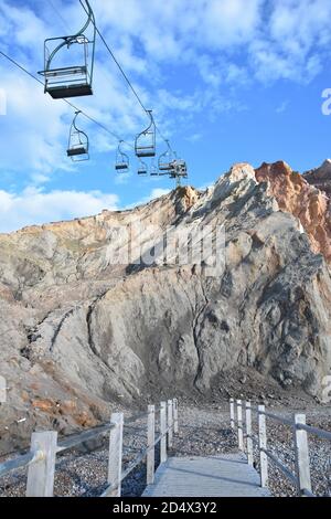 Alum Bay, Chair Lift, Isle of Wight, Großbritannien - Oktober 11 2020: Stühle fahren hoch über die Klippe mit farbigem Sand in Alum Bay, einem beliebten Touristenort. Stockfoto