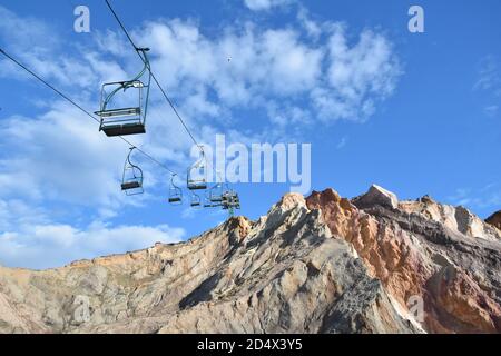 Alum Bay, Chair Lift, Isle of Wight, Großbritannien - Oktober 11 2020: Stühle fahren hoch über die Klippe mit farbigem Sand in Alum Bay, einem beliebten Touristenort. Stockfoto