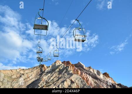 Alum Bay, Chair Lift, Isle of Wight, Großbritannien - Oktober 11 2020: Stühle fahren hoch über die Klippe mit farbigem Sand in Alum Bay, einem beliebten Touristenort. Stockfoto