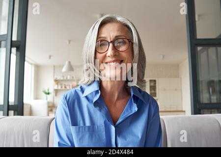 Lächelnd reife ältere Frau, die Kamera anschaut, Webcam-Headshot. Stockfoto