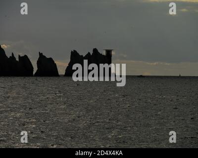 The Needles, Isle of Wight, Großbritannien - Oktober 11 2020: Landschaftlich reizvolle Aufnahme vom Strand in Alum Bay, Spätsommer. Stockfoto