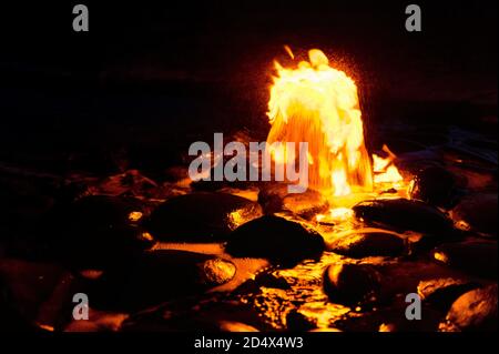 Brennende Wasserquelle in Adyk Dorf, Kalmückien, Russland Stockfoto