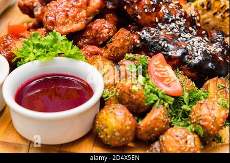 Grillhähnchen mit Gemüse auf Holztisch Stockfoto