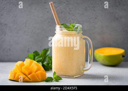 Glas Mango Lassi oder Mango Joghurt Smoothie. Gesunde tropische Frucht Smoothie Stockfoto