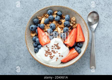 Gesundes Frühstücksgranola mit Beeren und griechischem Joghurt. Draufsicht isolierte Schüssel Vollkorngetreide Stockfoto