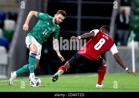 Der nordirische Stuart Dallas (links) und der österreichische David Alaba kämpfen während des UEFA Nations League-Spiels Gruppe 1, Liga B im Windsor Park, Belfast, um den Ball. Stockfoto