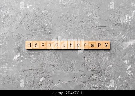 Hypnotherapie Wort auf Holzblock geschrieben. Hypnotherapie Text auf Zementtisch für Ihr Design, Konzept. Stockfoto