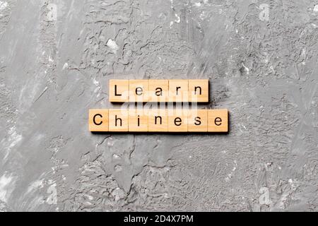 Chinesische Wort erfahren Sie auf Holz Block geschrieben. Chinesischen Text in Tabelle erfahren Sie, Konzept. Stockfoto
