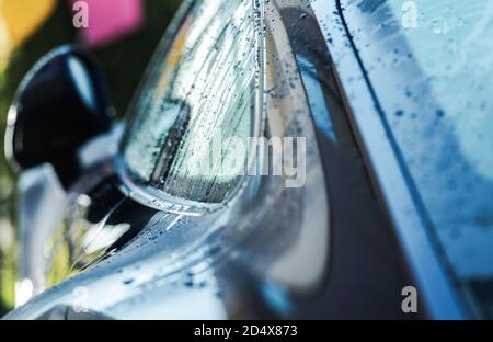 Sauber und nass Dunkelblau Moderne Karosserie direkt nach Druck Waschen. Waschstil Für Fahrzeuge. Stockfoto