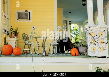 New Orleans, USA. Oktober 2020. Halloween Dekorationen sind auf einem Haus in New Orleans, Louisiana, die Vereinigten Staaten, am 10. Oktober 2020 gesehen. Drei Wochen vor Halloween begannen die Menschen in New Orleans, ihre Häuser für das Festival zu schmücken. Quelle: Lan Wei/Xinhua/Alamy Live News Stockfoto