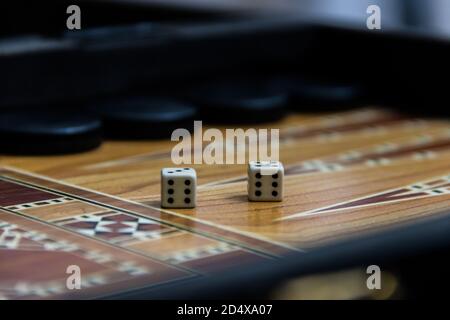 Ein Paar Würfel auf einem Backgammon-Brett Stockfoto