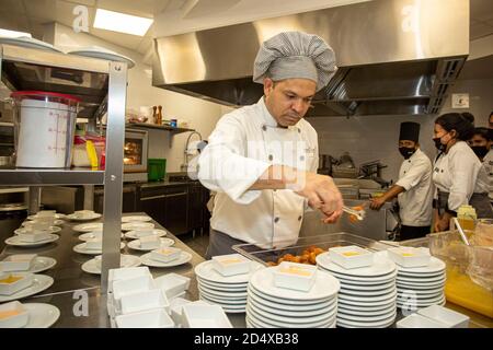 Mexiko-Stadt, Mexiko. Oktober 2020. CANCUN, MEXIKO - OKTOBER 10: Küchenchef David Nunez bereitet ein Gericht vor Essen ergreift Sicherheitsmaßnahmen während der Einweihung des brasilianischen Restaurants 'Divina Carne' inmitten der Coronavirus-Pandemie am 10. Oktober 2020 in Cancun, Mexiko. Kredit: Ismael Rosas/Eyepix Gruppe/Der Fotozugang Gutschrift: Der Fotozugang/Alamy Live Nachrichten Stockfoto