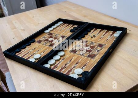 Set Backgammon auf Holztisch Stockfoto