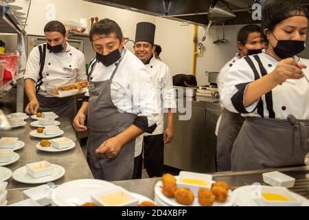 Mexiko-Stadt, Mexiko. Oktober 2020. CANCUN, MEXIKO - OKTOBER 10: Ein Koch trägt Gesichtsmaske während der Vorbereitung zum Kochen während der Einweihung des brasilianischen Restaurants "Divina Carne" inmitten Coronavirus Pandemie am 10. Oktober 2020 in Cancun, Mexiko. Kredit: Ismael Rosas/Eyepix Gruppe/Der Fotozugang Gutschrift: Der Fotozugang/Alamy Live Nachrichten Stockfoto