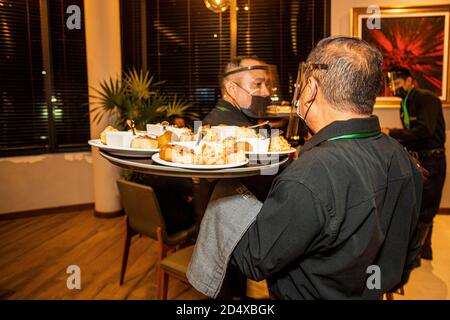 Mexiko-Stadt, Mexiko. Oktober 2020. CANCUN, MEXIKO - OKTOBER 10: Ein Kellner mit Gesichtsmaske, um die Ausbreitung des Coronavirus während der Einweihung des brasilianischen Restaurants 'Divina Carne' inmitten der Coronavirus-Pandemie am 10. Oktober 2020 in Cancun, Mexiko zu verhindern. Kredit: Ismael Rosas/Eyepix Gruppe/Der Fotozugang Gutschrift: Der Fotozugang/Alamy Live Nachrichten Stockfoto