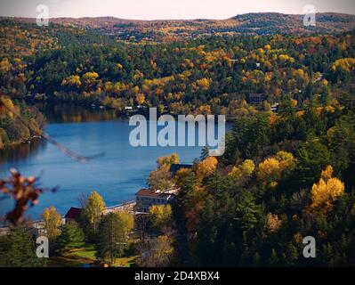 Landschaftlich schöner Herbst/Herbst Blick auf den Gatineau River und den umliegenden Wald bei Wakefield bei einer Thanksgiving Wanderung in einem Quebec Wald, Kanada. Stockfoto