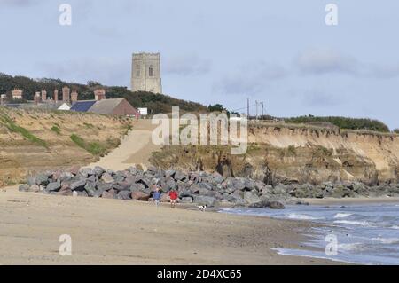 Felsrüstung zum Schutz von Klippen in Happisburgh, Nord-Osten Norfolk, England, Großbritannien. Stockfoto