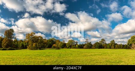 Grünes Feld um Chalfont St Giles im Herbst, England Stockfoto