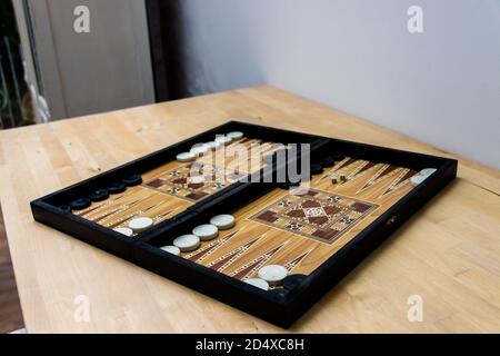 Backgammon-Brett auf dem Tisch Stockfoto