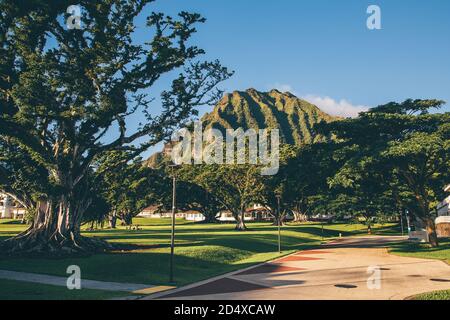 Schöne Aufnahme des Kaneohe Bezirksparks auf einem sonnigen Tag in der Nähe von Honolulu in Hawaii bei Tageslicht Stockfoto