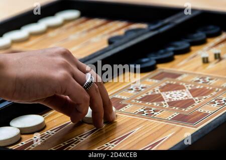 Backgammon spielen Stockfoto
