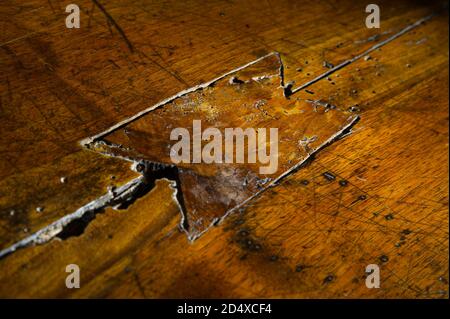 Milano - 01/15/2011: Tischlerdübel in einem alten Holztisch mit Motten Stockfoto
