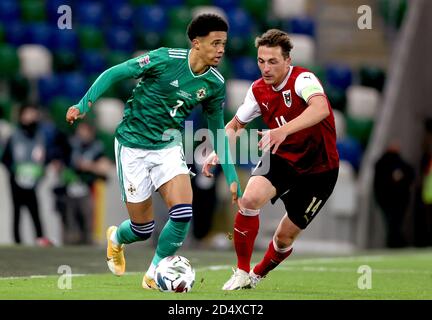 Der nordirische Jamal Lewis (links) und Österreichs Kapitän Julian Baumgartlinger kämpfen während des UEFA Nations League-Spiels Gruppe 1, Liga B im Windsor Park, Belfast, um den Ball. Stockfoto