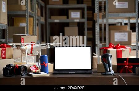 Tisch mit elektronischen Geräten und Laptop-Modell auf dem Tisch. Cyber monday-Angebot Stockfoto