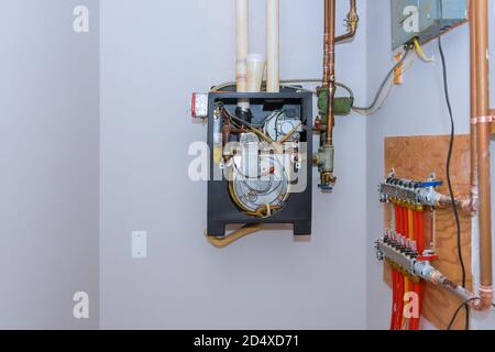 Rohrmontierer Bodenheizung Installationssystem Fußbodenwasserheizung montiert Bodenkonstruktion mit roten Ventilen Stockfoto