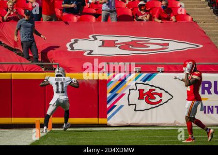 Kansas City, Usa. Oktober 2020. Der Las Vegas Raiders Wide Receiver Henry Ruggs III (11) erreicht am Sonntag, den 11. Oktober 2020, einen langen Touchdown-Pass gegen die Kansas City Chiefs im Arrowhead Stadium in Kansas City. Foto von Kyle Rivas/UPI Kredit: UPI/Alamy Live Nachrichten Stockfoto