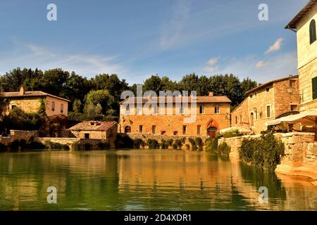 Blick auf die schöne Wanne der Quellen, Bagno Vignoni, Toskana. Stockfoto