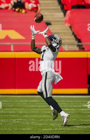 Kansas City, Usa. Oktober 2020. Der Las Vegas Raiders Wide Receiver Henry Ruggs III (11) erreicht am Sonntag, den 11. Oktober 2020, einen langen Touchdown-Pass gegen die Kansas City Chiefs im Arrowhead Stadium in Kansas City. Foto von Kyle Rivas/UPI Kredit: UPI/Alamy Live Nachrichten Stockfoto