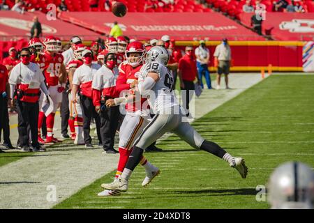 Kansas City, Usa. Oktober 2020. Kansas City Chiefs Quarterback Patrick Mahomes (15) wird am Sonntag, den 11. Oktober 2020, von Las Vegas Raiders Defensivende Maxx Crosby (98) im Arrowhead Stadium in Kansas City außer Grenzen gesetzt. Foto von Kyle Rivas/UPI Kredit: UPI/Alamy Live Nachrichten Stockfoto