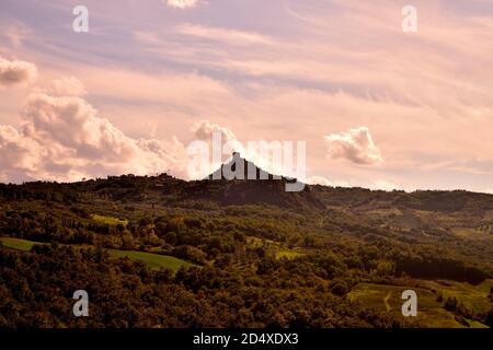 Blick auf die wunderschöne toskanische Landschaft mit ihren einzigartigen Farben. Stockfoto