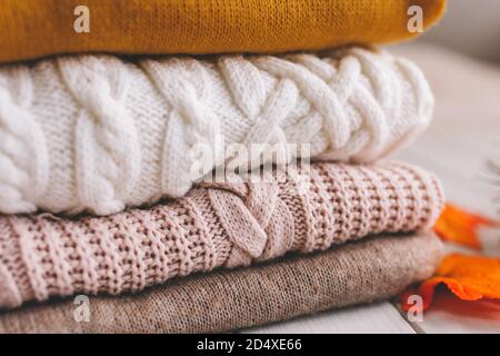 Ein Stapel gestrickter Pullover aus nächster Nähe. Stockfoto