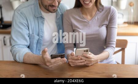 Nahaufnahme süchtig nach Technologie junge Familie Paar hält Smartphones. Stockfoto
