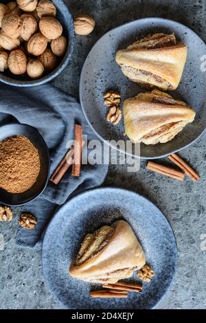 Gerollte Dreieckskuchen mit Walnuss- und Zimtfüllung Stockfoto