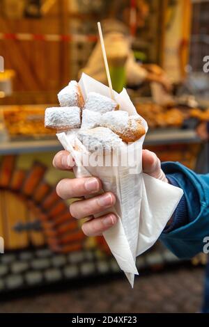 Ein Kegel von Schmalzkuchen typischen kleinen deutschen Donuts in Bremen, Deutschland Stockfoto