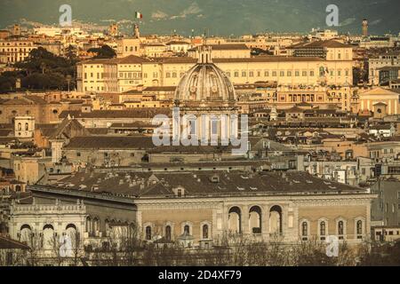 Rom, Italien. 20. Februar 2016: Schöne Aussicht auf die Stadt Rom. Sichtbare Kirchen, Denkmäler und alte und historische Häuser. Luftaufnahme vom Stockfoto