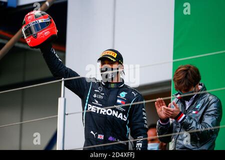 Nurburg, Deutschland. Oktober 2020. HAMILTON Lewis (gbr), Mercedes AMG F1 GP W11 Hybrid EQ Power+ mit dem Helm von Michael Schumacher nach dem Ausgleich seiner Anzahl an Siegen in der Formel 1 Aramco Grosser Preis der Eifel 2020, Eifel Grand Prix, vom 9. Bis 11. Oktober 2020 auf dem N.rburgring, in N.rburg, Deutschland - Foto Antonin Vincent / DPPI Quelle: LM/DPPI/Antonin Vincent/Alamy Live News Stockfoto