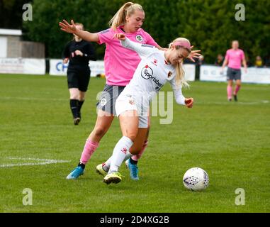 Horley, Großbritannien. Oktober 2020. Ocean Rolandsen of Watford Ladies Holds of TASE Stephens of Crawley Wesps Ladies während des FA Women's National League - Southern Premier Division Match zwischen Crawley Wesps Ladies und Watford Ladies in Horley Town am 11. Oktober 2020 in Horley, England Credit: Action Foto Sport/Alamy Live News Stockfoto