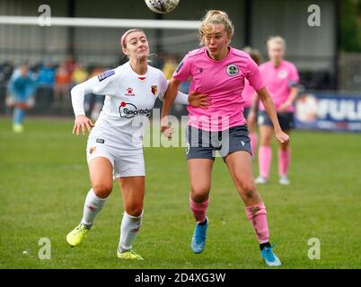 Horley, Großbritannien. Oktober 2020. L-R Ocean Rolandsen von Watford Ladies und TASE Stephens von Crawley Wesps Ladies während des FA Women's National League - Southern Premier Division Match zwischen Crawley Wesps Ladies und Watford Ladies in Horley Town am 11. Oktober 2020 in Horley, England Credit: Action Foto Sport/Alamy Live News Stockfoto