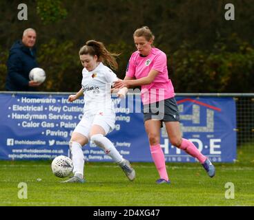 Horley, Großbritannien. Oktober 2020. L-R Kat Huggins von Watford Ladies und Immy Lancaster von Crawley Wesps Ladies während des FA Women's National League - Southern Premier Division Match zwischen Crawley Wesps Ladies und Watford Ladies in Horley Town am 11. Oktober 2020 in Horley, England Credit: Action Foto Sport/Alamy Live News Stockfoto