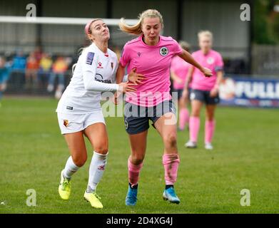 Horley, Großbritannien. Oktober 2020. L-R Ocean Rolandsen von Watford Ladies und TASE Stephens von Crawley Wesps Ladies während des FA Women's National League - Southern Premier Division Match zwischen Crawley Wesps Ladies und Watford Ladies in Horley Town am 11. Oktober 2020 in Horley, England Credit: Action Foto Sport/Alamy Live News Stockfoto