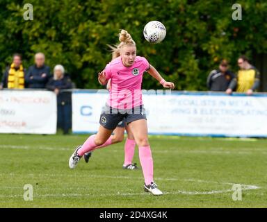 Horley, Großbritannien. Oktober 2020. Naomi Cole von Crawley Wesps Ladies während des FA Women's National League - Southern Premier Division Match zwischen Crawley Wesps Ladies und Watford Ladies in Horley Town am 11. Oktober 2020 in Horley, England Credit: Action Foto Sport/Alamy Live News Stockfoto