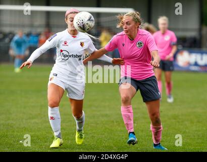 Horley, Großbritannien. Oktober 2020. L-R Ocean Rolandsen von Watford Ladies und TASE Stephens von Crawley Wesps Ladies während des FA Women's National League - Southern Premier Division Match zwischen Crawley Wesps Ladies und Watford Ladies in Horley Town am 11. Oktober 2020 in Horley, England Credit: Action Foto Sport/Alamy Live News Stockfoto