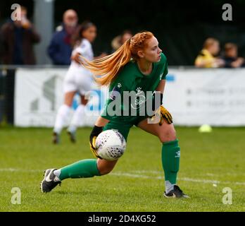 Horley, Großbritannien. Oktober 2020. Sophie Harris von Watford Ladies während des FA Women's National League - Southern Premier Division Match zwischen Crawley Wesps Ladies und Watford Ladies in Horley Town am 11. Oktober 2020 in Horley, England Credit: Action Foto Sport/Alamy Live News Stockfoto